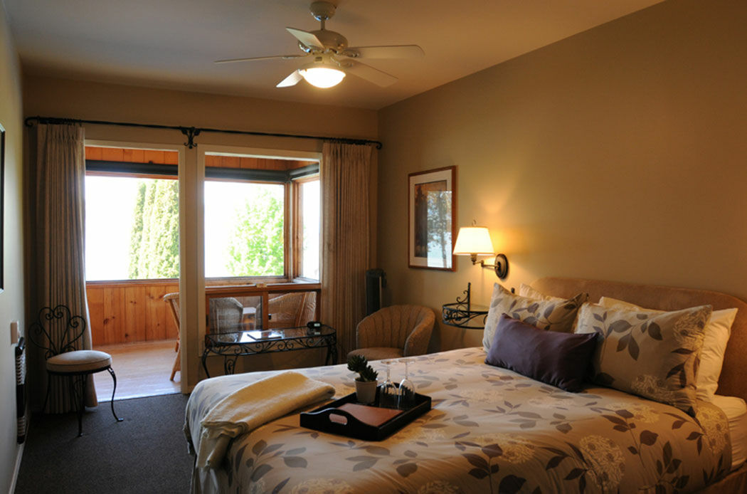 Sandy Beach Lodge & Resort Naramata Exterior photo